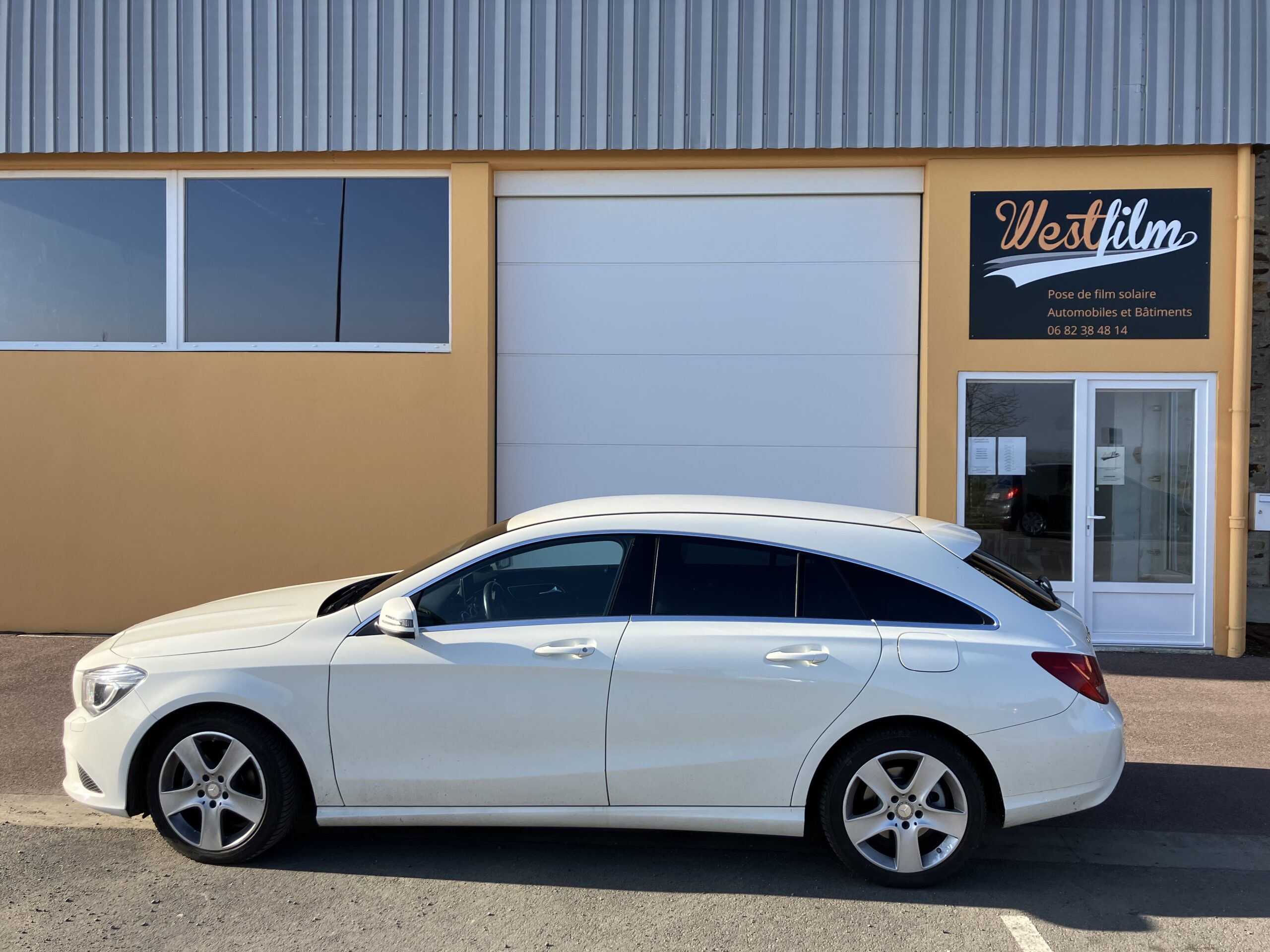 Modèle Mercedes CLA avec vitre teinté 3/4 arrière. Pose en atelier, département Manche Normandie